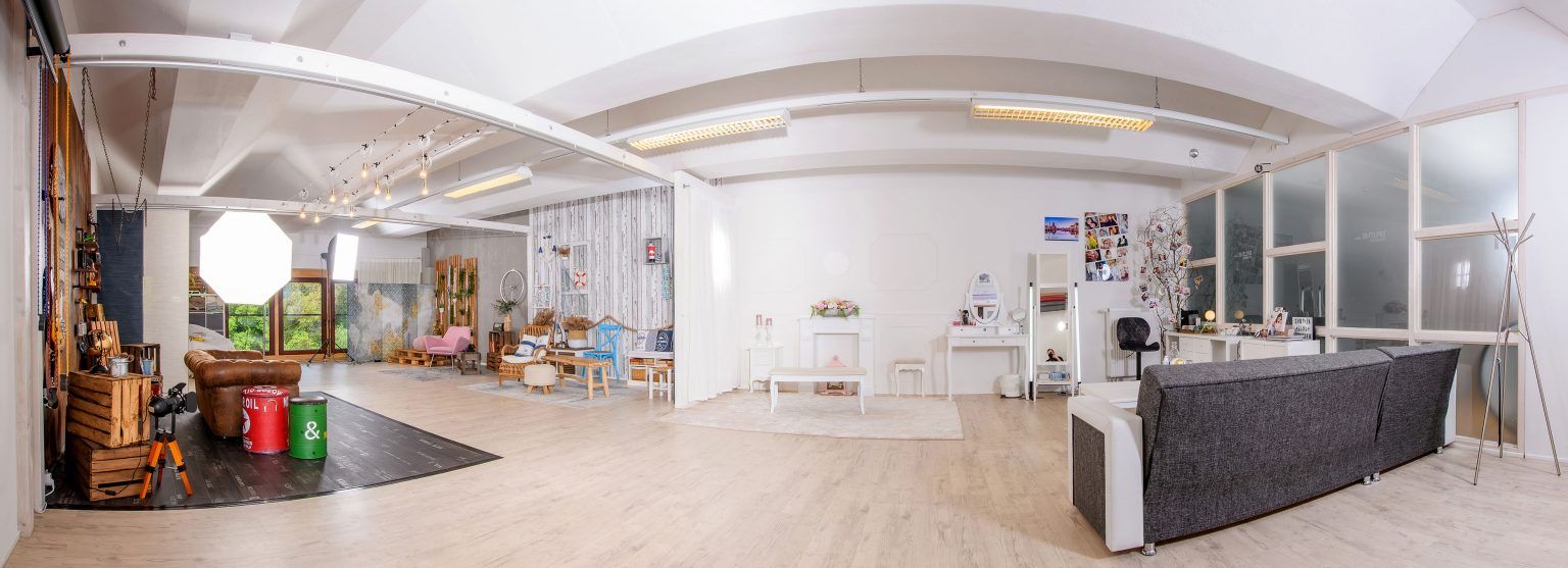 Fotostudio für ein Fotoshooting in Berlin - Interieurfoto des Studios und dessen Fotokulissen als Panorama